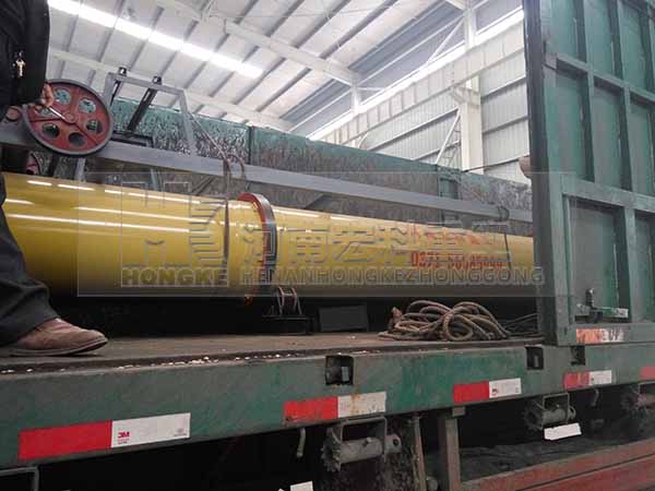 發(fā)往河北承德2m&times;8m雞糞烘干機(jī)裝貨現(xiàn)場(chǎng)