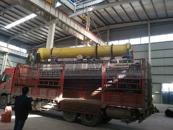 發(fā)往江蘇揚州的雞糞烘干機(jī)裝貨現(xiàn)場