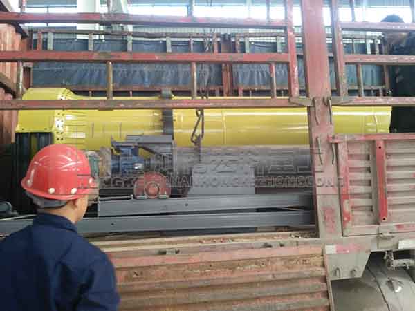 發(fā)往江蘇揚州的雞糞烘干機(jī)裝貨現(xiàn)場