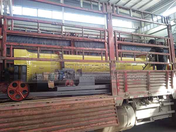 發(fā)往江蘇揚州的雞糞烘干機(jī)裝貨現(xiàn)場